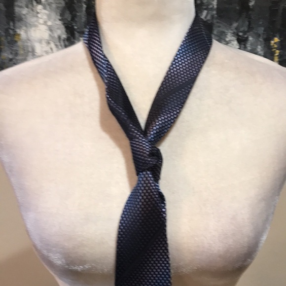 Kenneth Cole Men's 100% Imported Handmade Silk Shimmer Geometric Design Necktie - Picture 2 of 14